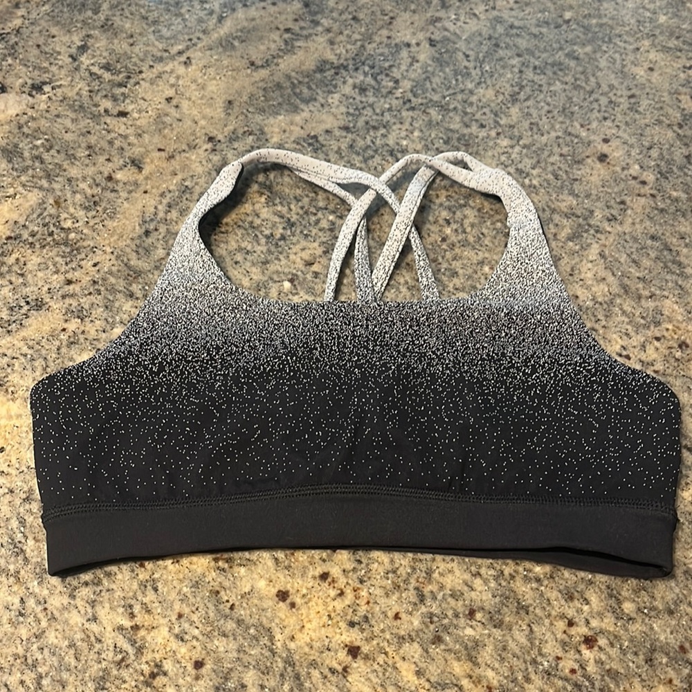 Lululemon EUC Energy Bra speckled ombre black and white size 8. Pads included